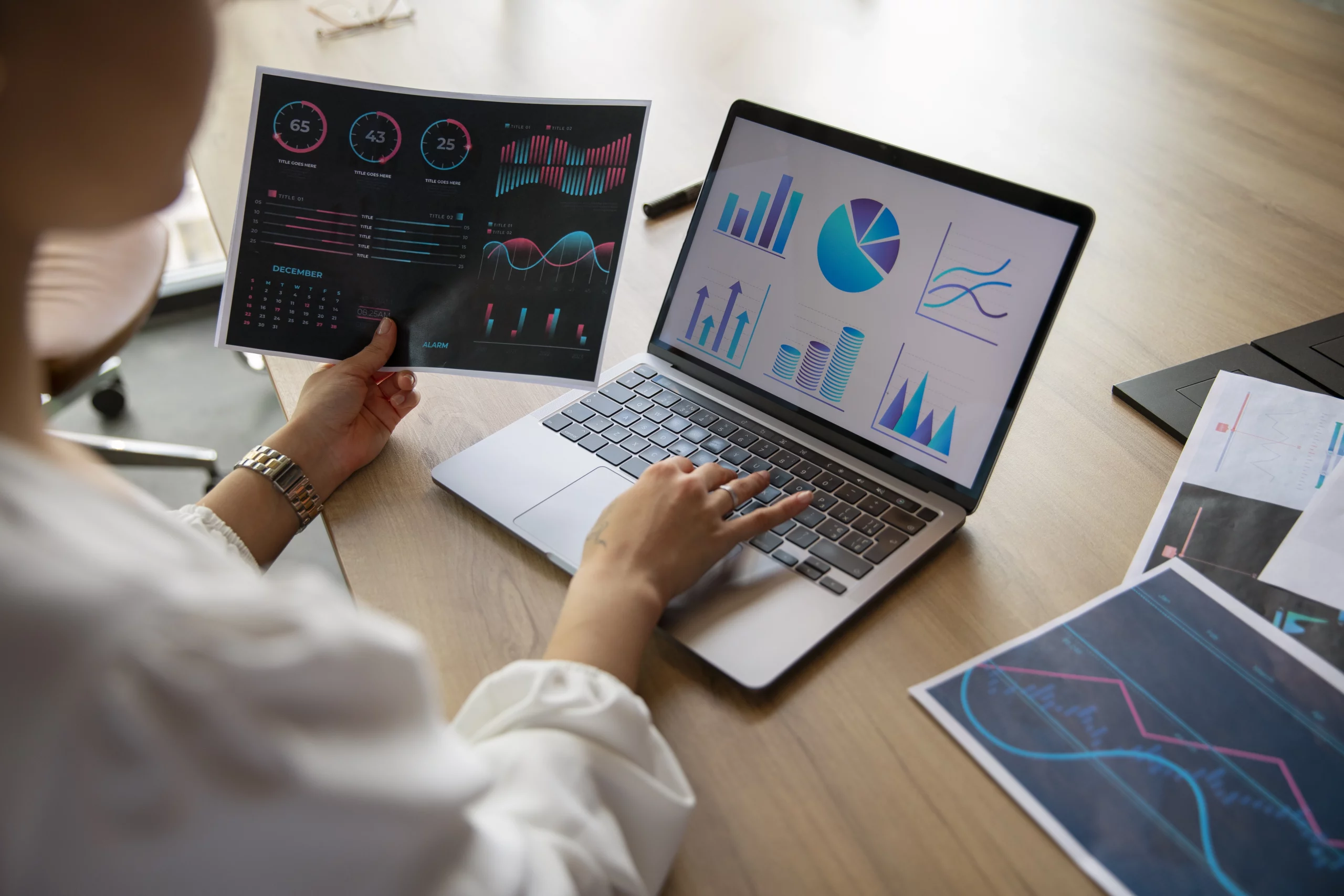 employes-de-bureau-utilisant-des-graphiques-financiers services marketing digital